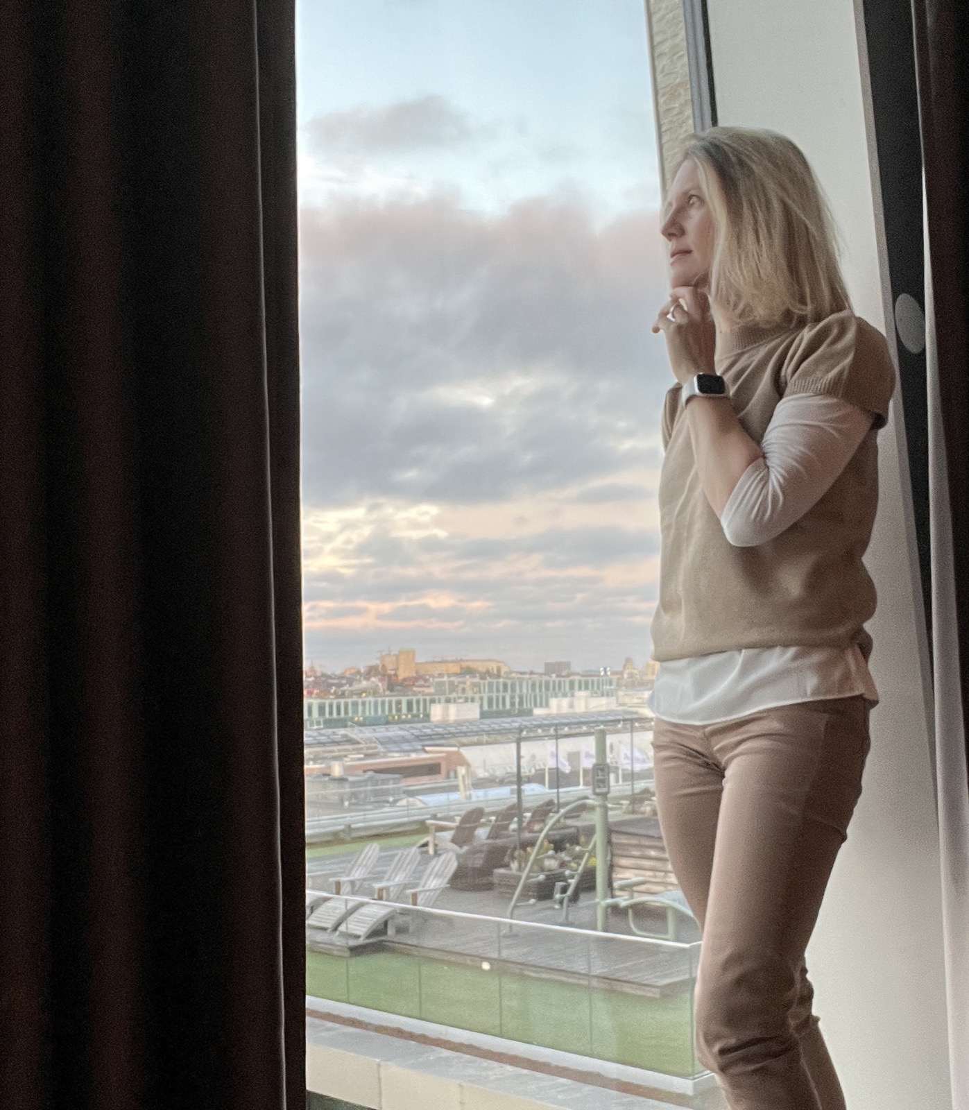 Katja Kaiser – nachdenklich am Fenster